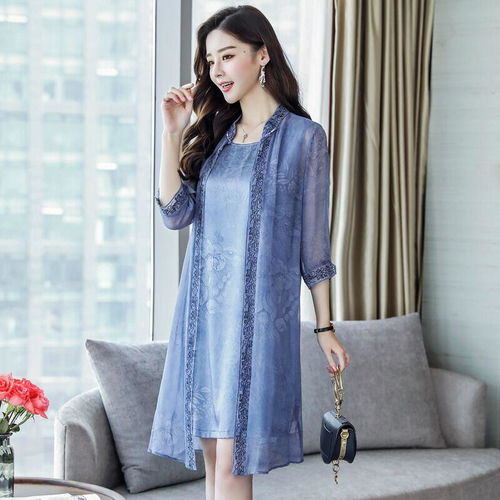 阳光下的女人穿着真丝连衣裙微笑