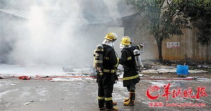 消防人员在爆炸现场灭火救援