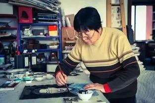 肖吉在地铁上专注画画的背影