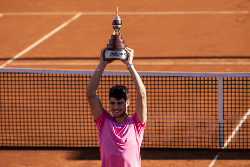 阿尔卡拉斯高举奖杯庆祝胜利