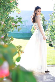 刘品言穿着白色婚纱微笑