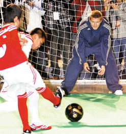 范志毅与贝克汉姆在上海校园交谈