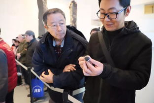 市民在活动现场体验传拓技艺