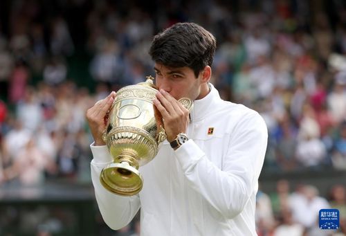 阿尔卡拉斯在温网颁奖仪式上
