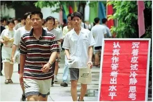 两位学生在考场外向长辈鞠躬致谢