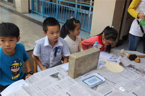 孩子们围坐学习传拓技法