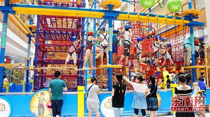 商场游乐设施旁家长紧张看护孩子场景