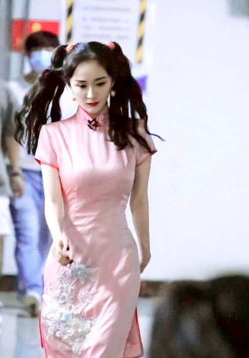 杨幂青花瓷旗袍细节图