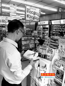 一对情侣在药店购买HIV检测试纸