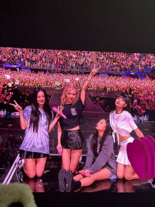 BLACKPINK在录音室工作的画面