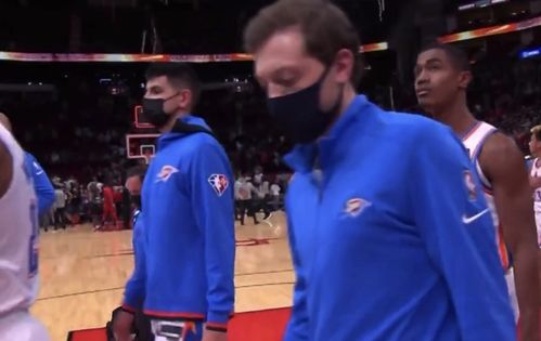 雷霆全队庆祝胜利合影