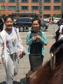 甜美考生走出考场露出灿烂笑容