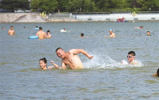 家长与孩子在公园游玩温馨场景