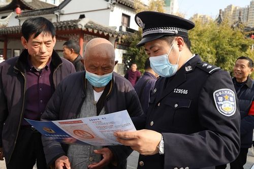 公安民警向群众讲解反诈知识图片