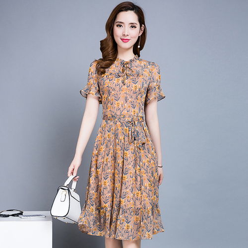 不同身材女性试穿真丝连衣裙对比图