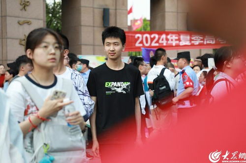 王恩铭走出考场接受采访