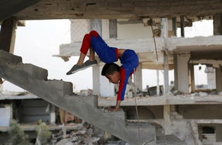 加沙废墟中的孩子哭泣