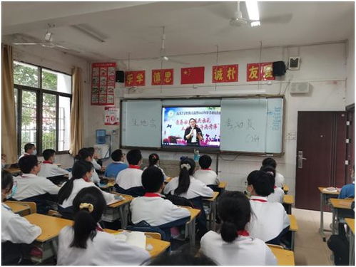 高中生在教室里认真复习课本