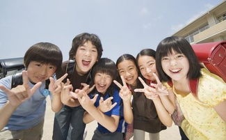 一群高中生站在校园门口微笑挥手