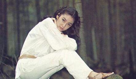 林青霞戴着草帽在江西街头