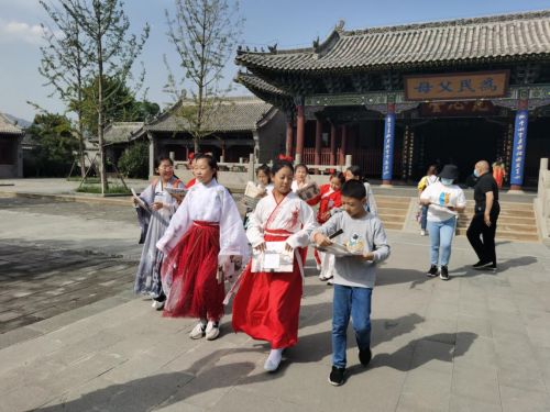 游客在古镇参与剧本杀游戏