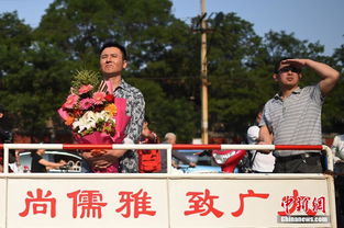 高考结束后一家人开心合影留念