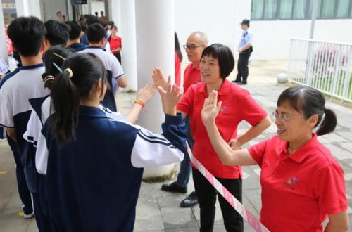 考生与老师击掌加油