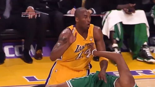 总决赛首战激烈对抗瞬间