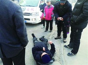 路人帮助摔倒老人