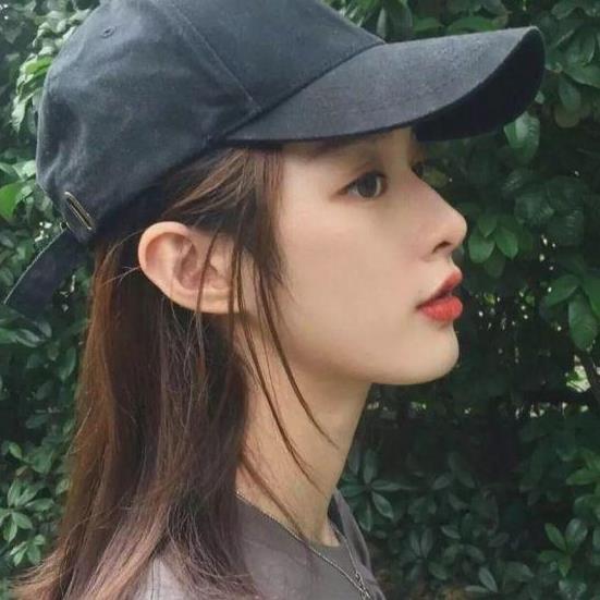 自信微笑的女性