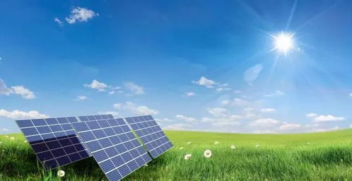 风电场与太阳能板在广袤土地上铺展