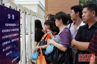 考生在考场外焦急等待