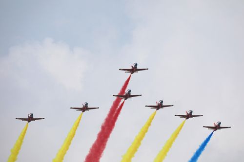 中国空军红鹰飞行表演队在老挝