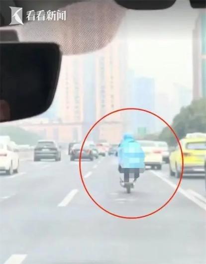 闫妮送外卖被偶遇，网友热议：明星接地气还是炒作？