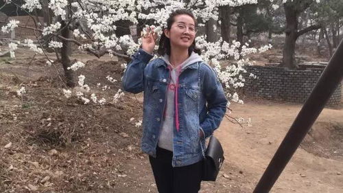 章莹颖父母在家门口的背影