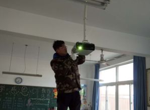 尾巴哥在片场调试设备