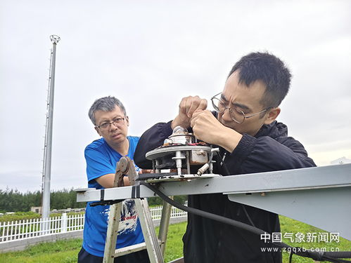 气象观测员在山区工作