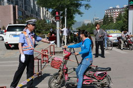 考生焦急等待交警帮助