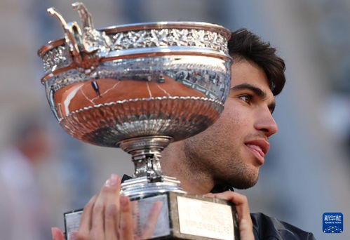 阿尔卡拉斯高举法网奖杯