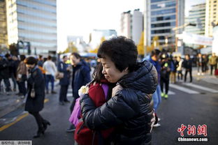考生与母亲相拥瞬间