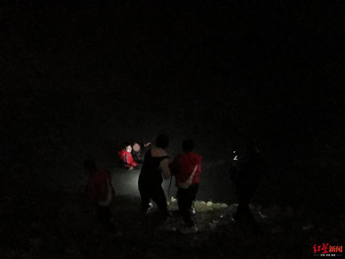 一群情绪激动的受害者聚集在街道办门口