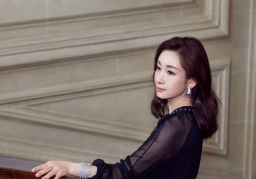 秦海璐在写作时的专注神情