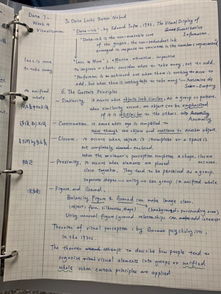 学生在看新闻并做笔记