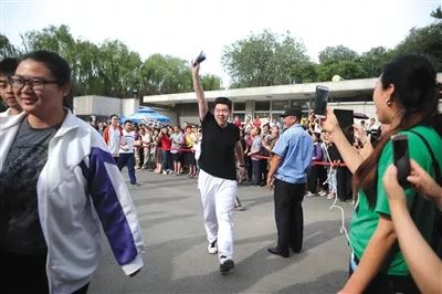 合肥60后大叔高考引热议，英语考完第三位出考场！他的故事令人动容