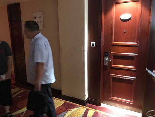 商场工作人员安抚家属