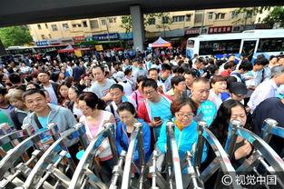 高考考场外家长送考场景