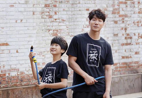 阎鹤祥张亮与萌娃一起玩耍温馨场景