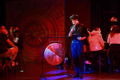 观众沉浸观看短剧场景