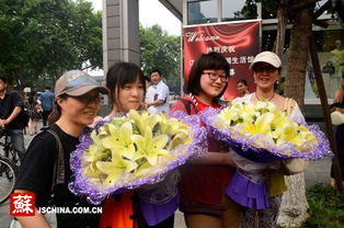 一位考生接过母亲送上的玫瑰花并露出笑容