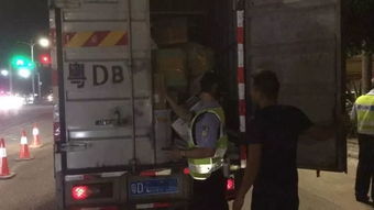 嫌疑人在网吧被警方带走